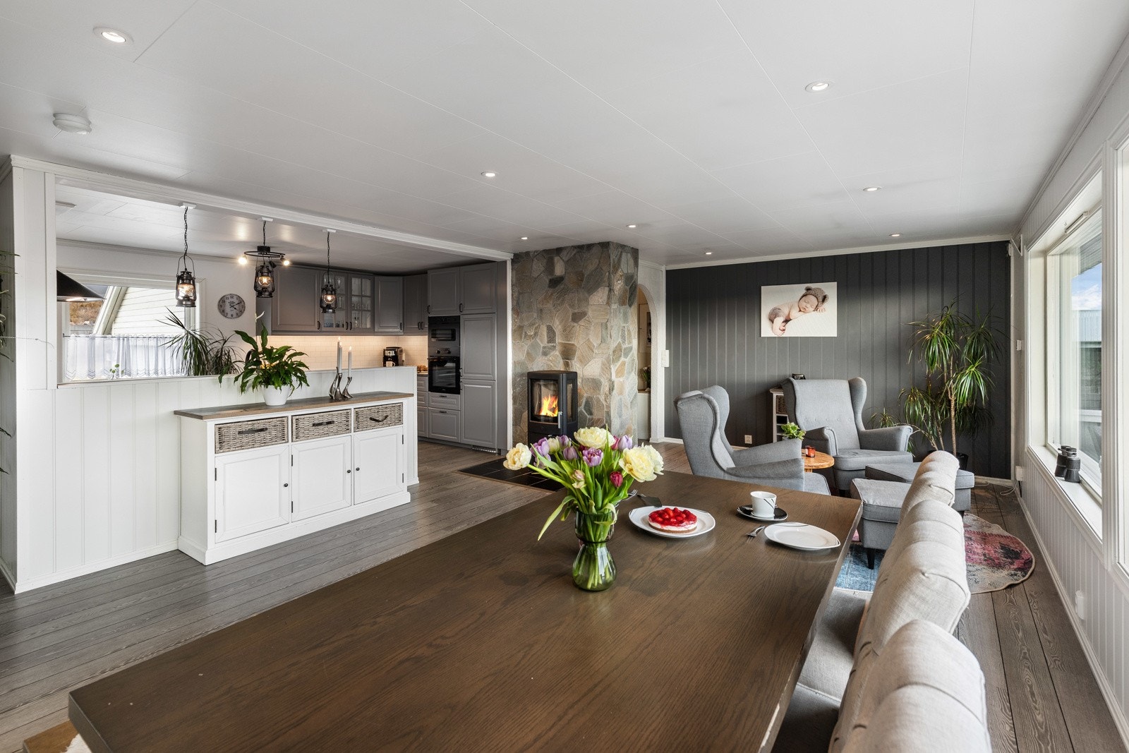 Kjøkkenet er moderne og meget funksjonelt, med stilren Ikea-innredning oppført i 2021. Galleribilde