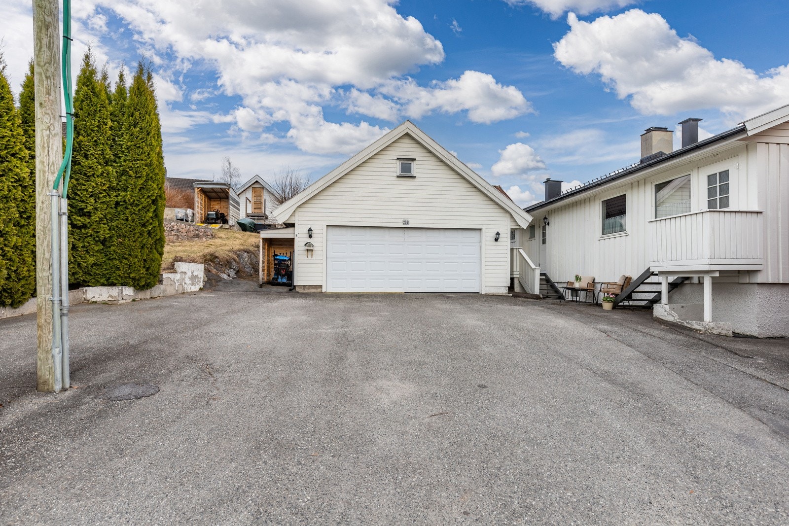 Det er en stor gårdsplass foran garasjen. Galleribilde