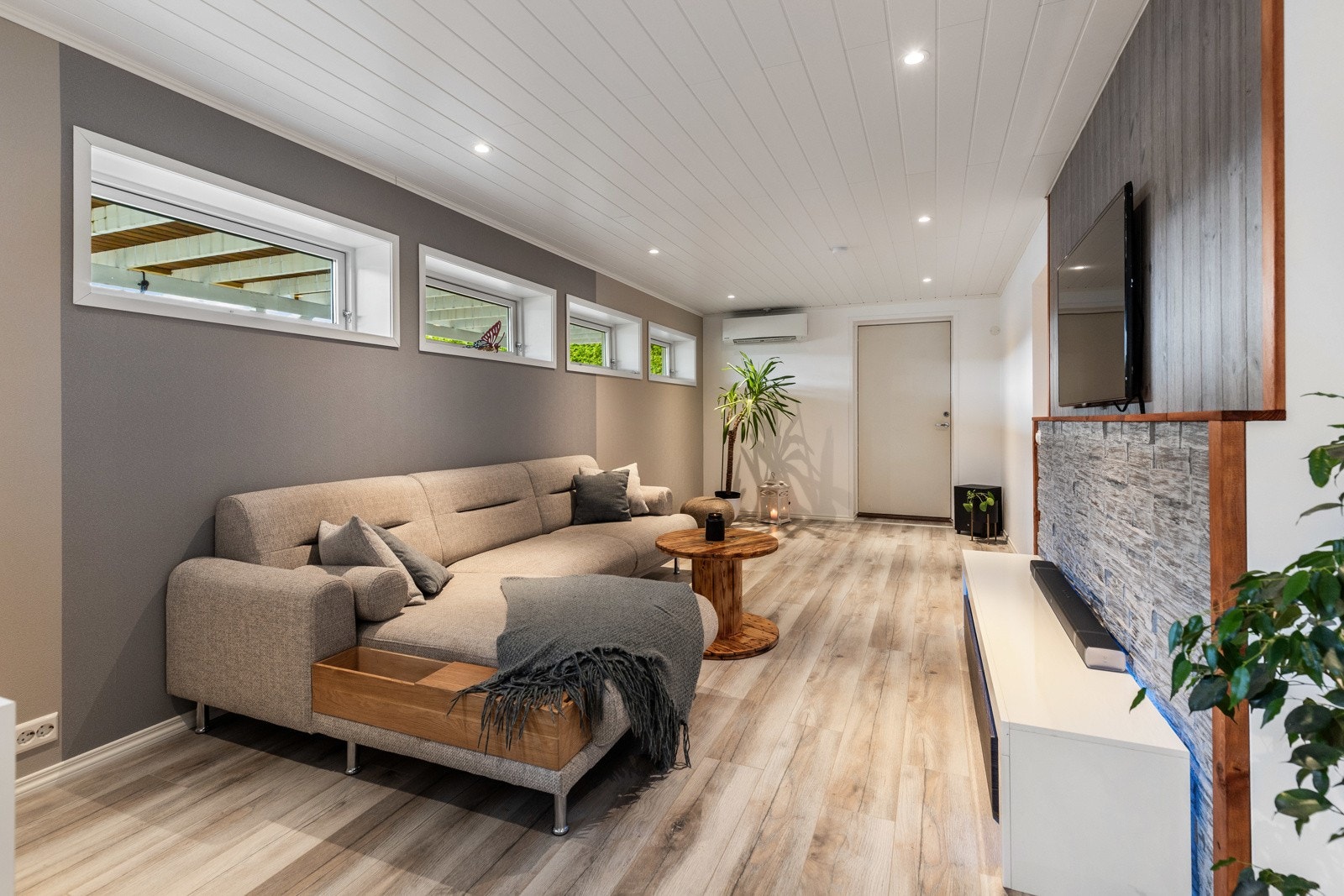 Stuen har downlights i taket, og en varmepumpe fra 2023 tilfører jevn og behagelig varme. Galleribilde