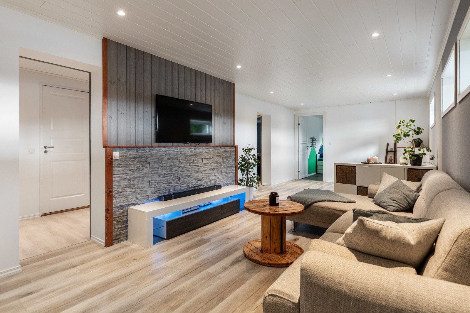 Det er god plass til kontorkrok og sofagruppe, og rommet er perfekt hvis man ønsker å trekke seg tilbake for litt egentid med en god bok eller film. Galleribilde