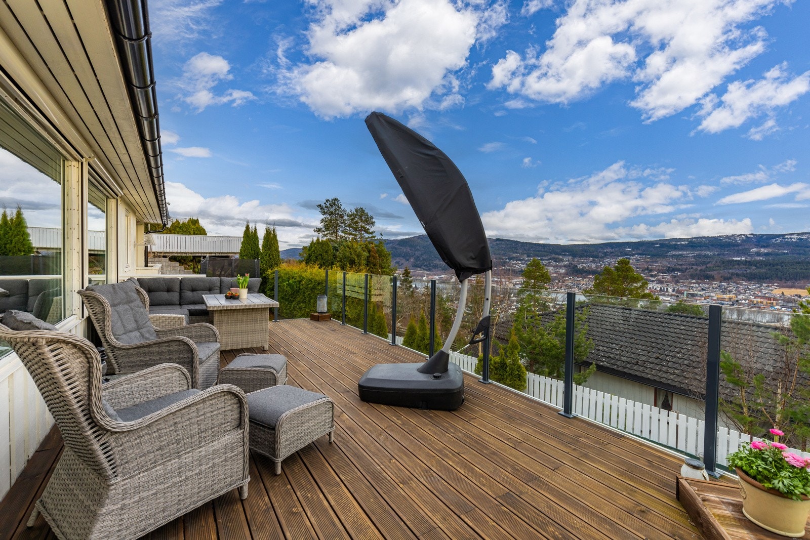 Screens fra 2020/21 er etablert, og terrassen innredes enkelt i ulike soner for hygge dagen lang. Galleribilde