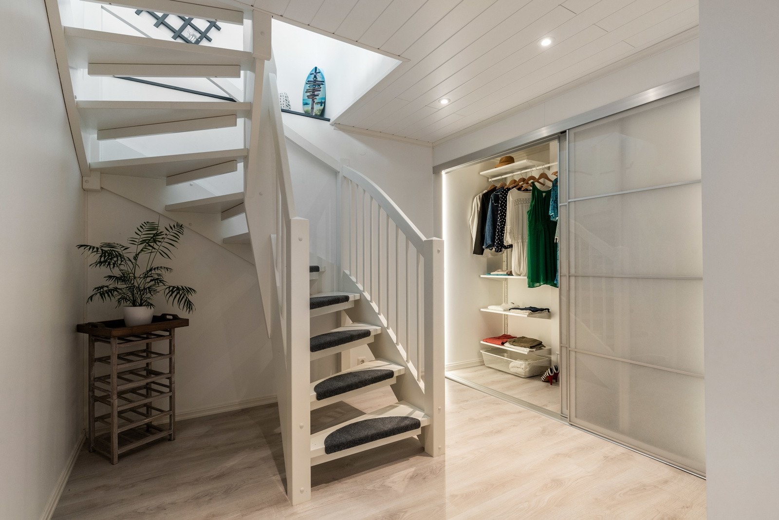 I underetasjen er det en stor skyvedørsgarderobe Galleribilde