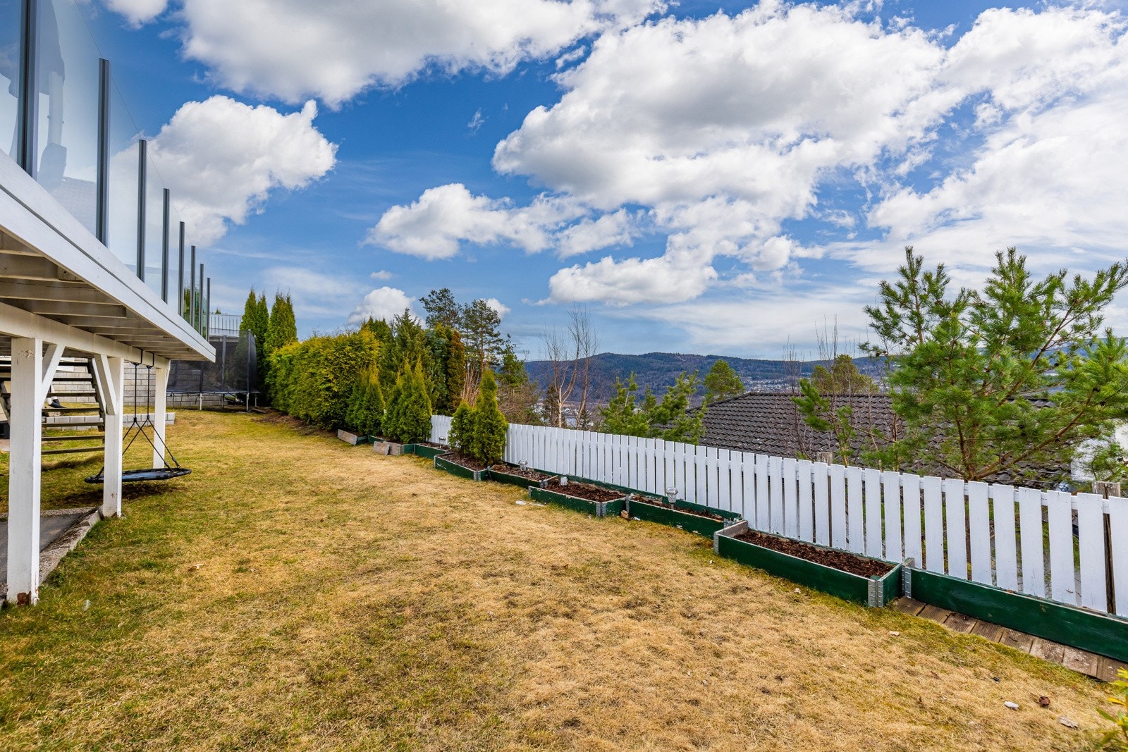 I hagen er det gjerde, blomsterkasser og god plass for trampoline. Galleribilde