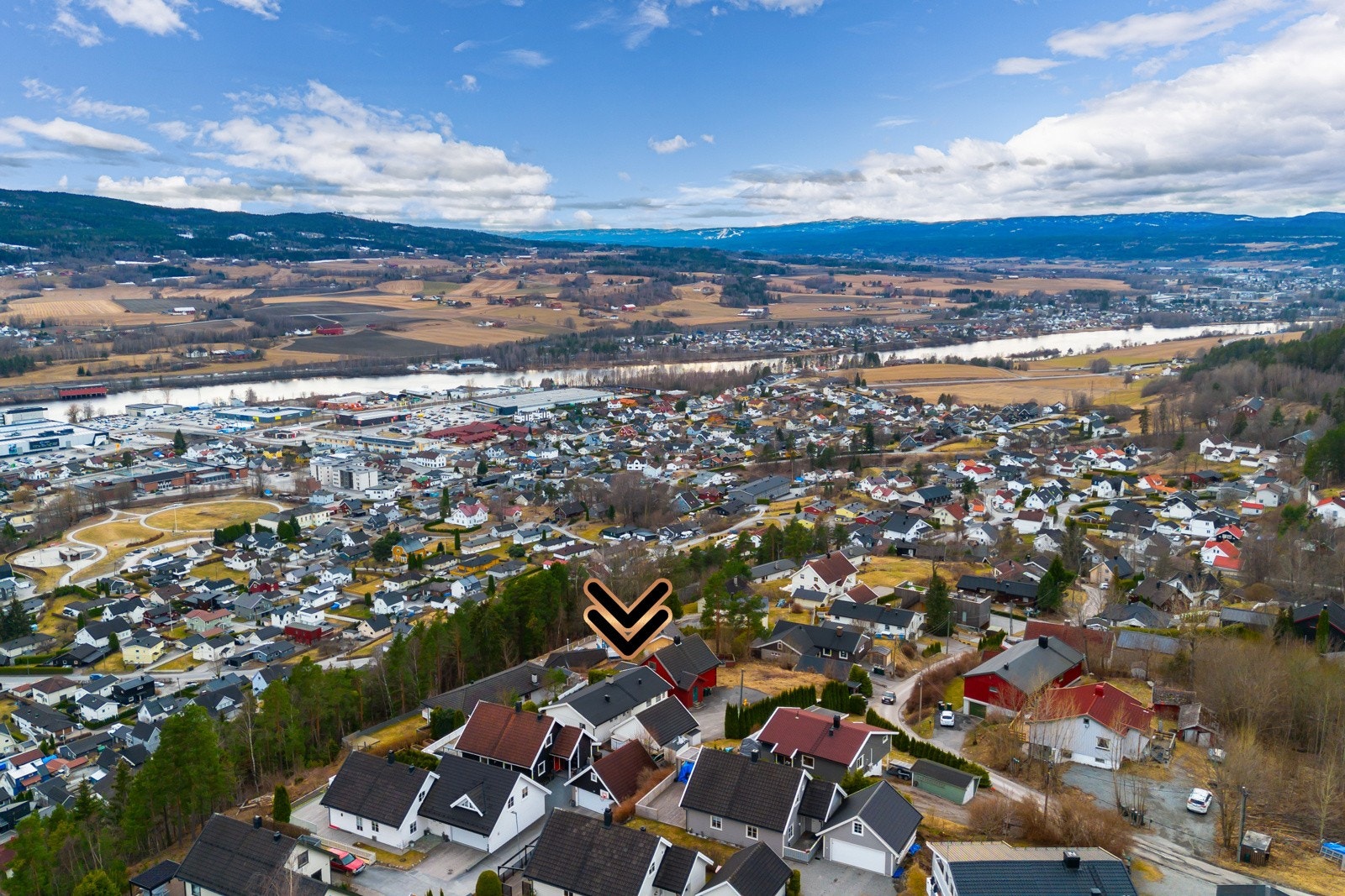 Nabolaget grenser til marka, og en god plassering høyt i terrenget gir vidstrakt og helt fantastisk utsikt over nærområdene. Galleribilde