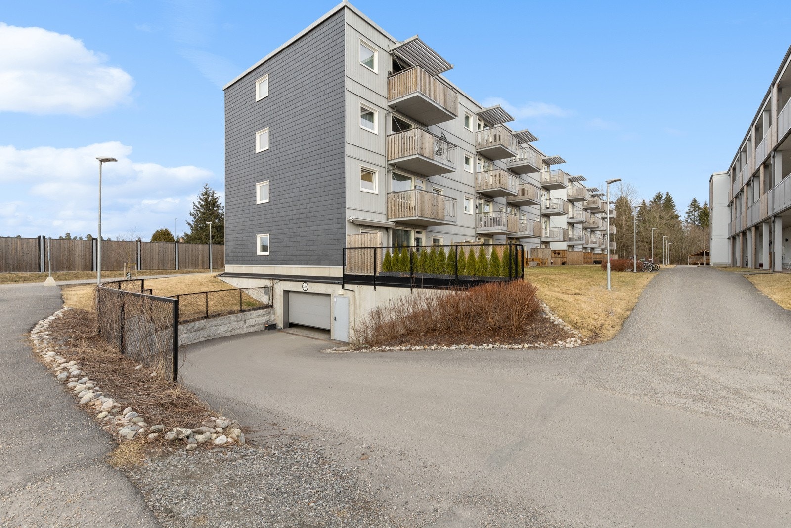 Garasjeanlegget er hendig plassert under bygningsmassen med el. port og heis til etasjeplan. Galleribilde