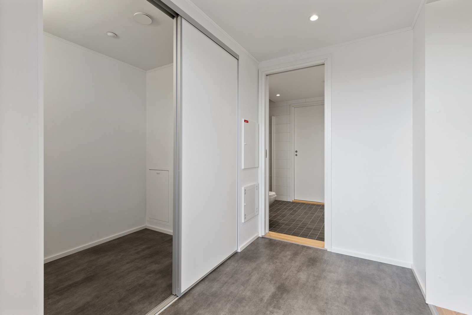 Det er satt inn en praktisk skyvedørsgarderobe i vegg, perfekt til oppbevaring av yttertøy og sko. Himlingen er lyssatt med downlights. Galleribilde