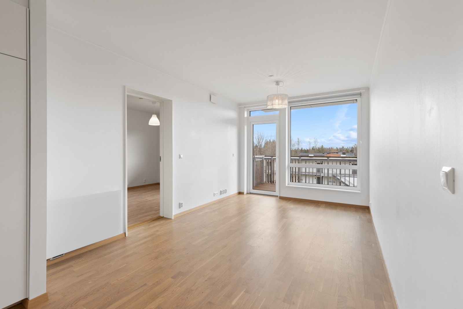 På gulvet er det lagt hvitpigmentert trestavs parkett som strekker seg sømløst inn i kjøkken og begge soverom. Oppvarming via viftekonvektor på vegg. Galleribilde