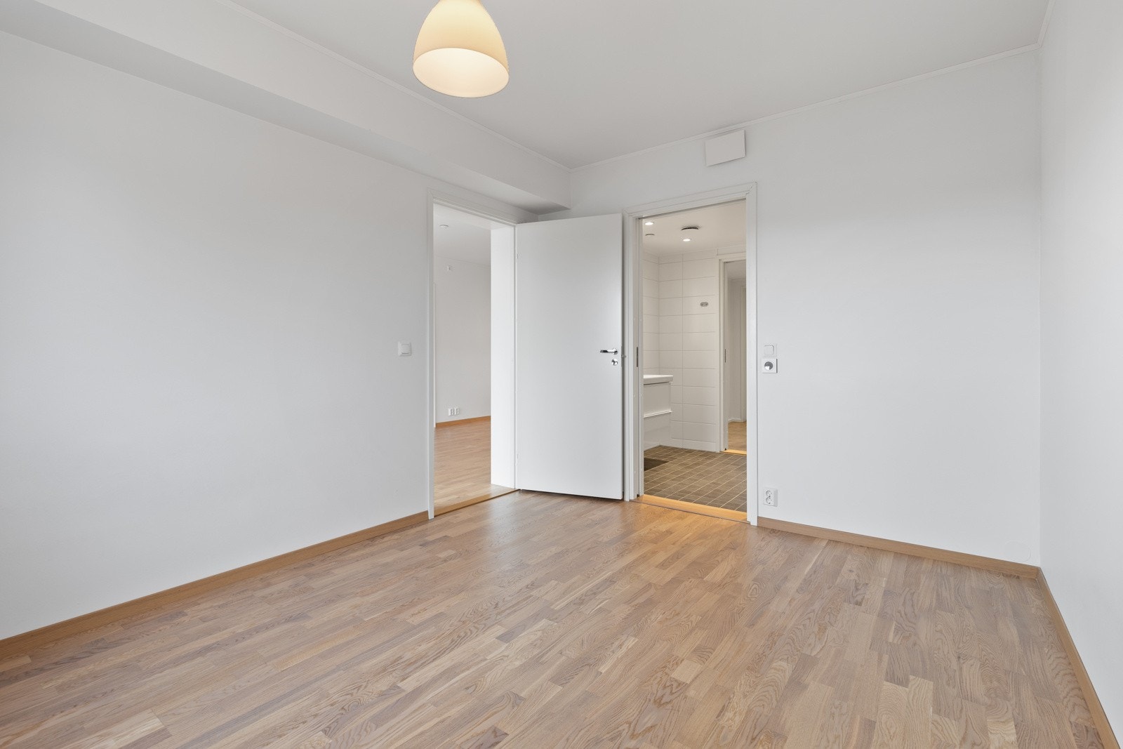 Det er god plass til å sette inn garderobeløsning etter eget ønske. Galleribilde