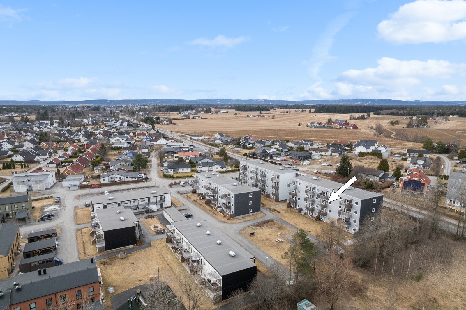 Området har nærhet til skoler, barnehager, lekeplasser, butikker, offentlig kommunikasjon, samt flott turterreng. Kun 40 min spasertur inn til sentrum m/alt av servicetilbud. Galleribilde
