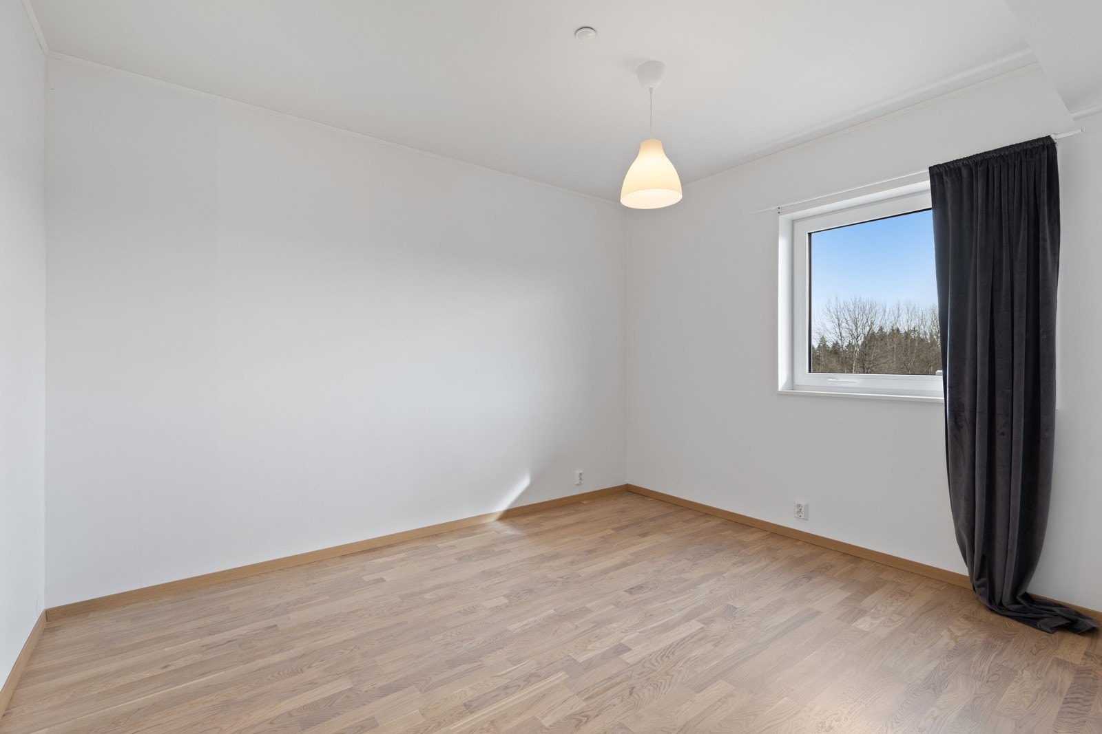 Hovedsoverommet har lysmalte veggflater, hvitpigmentert trestavs parkett på gulv og store vindusflater. Galleribilde