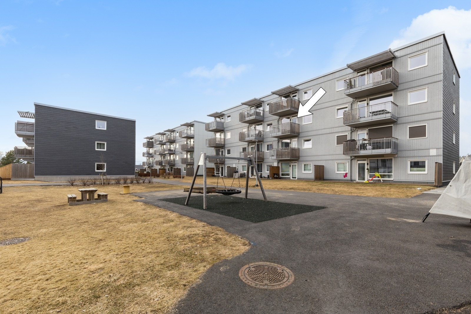 Felles eiet tomt i sameiet på 6.504,1 kvm. Tomten er pent opparbeidet med store grøntarealer, lekeplass, sittebenker, samt asfalterte internveier og parkeringsarealer. Galleribilde
