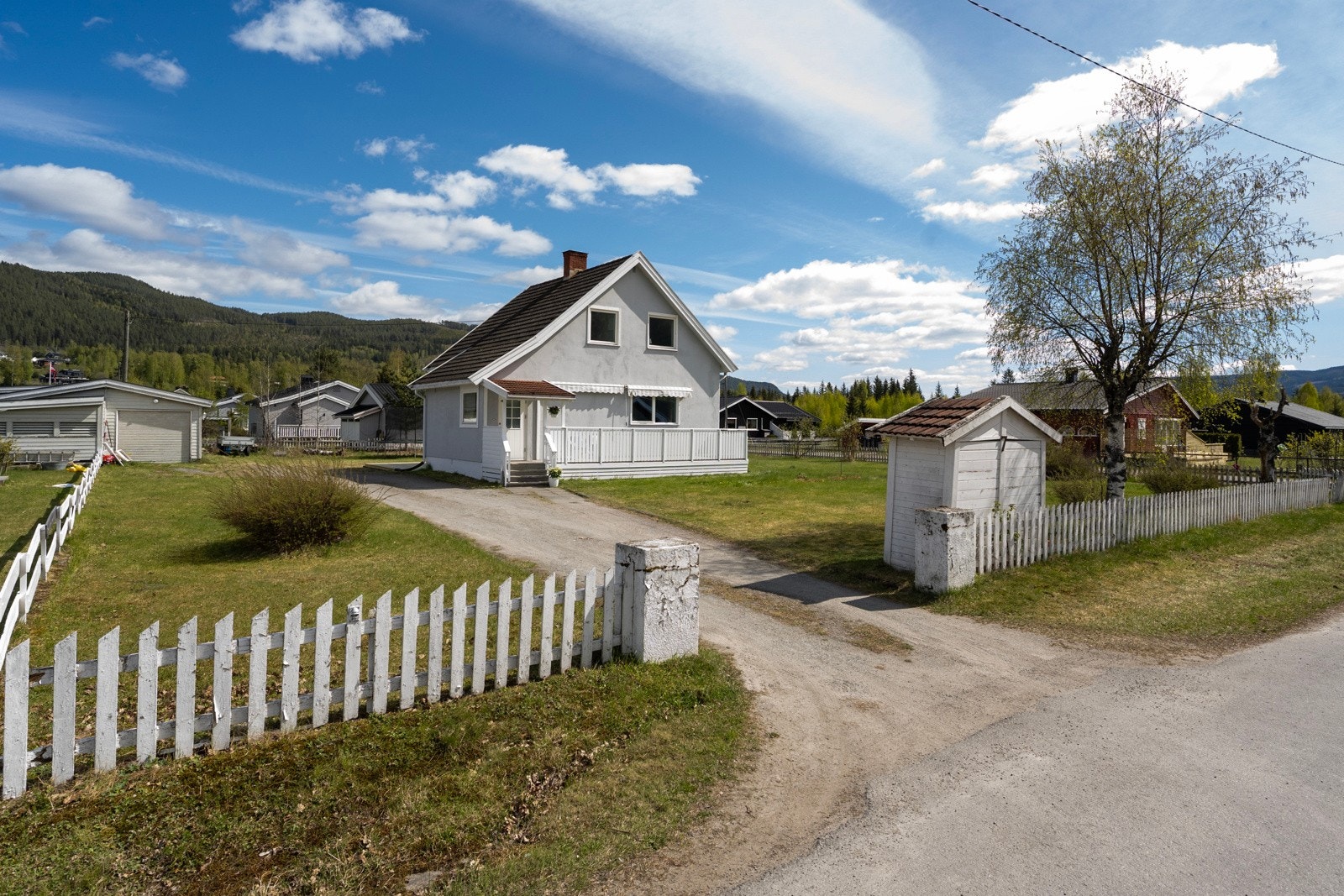 Tomten er inngjerdet og har portstolper Galleribilde