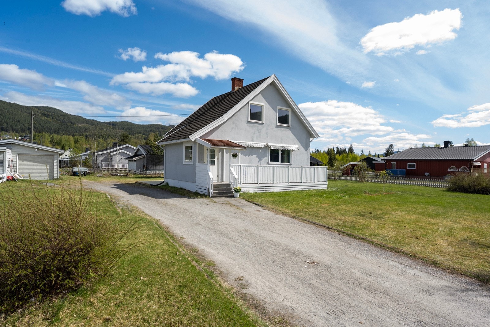 Her får du flat og fin tomt med rikelig av boltreplass for liten og stor Galleribilde
