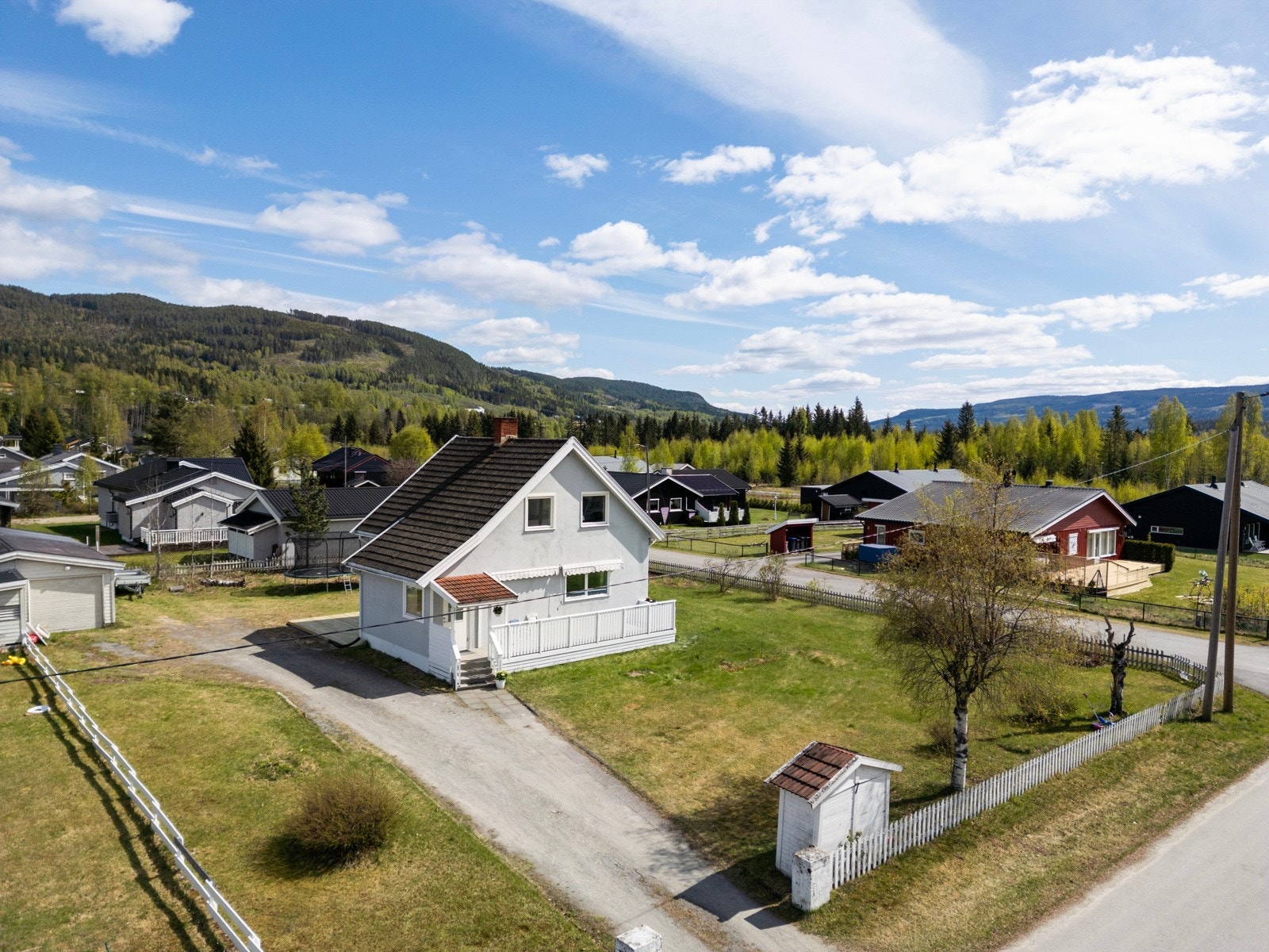 Eiendommen like i nærheten av Dokka sentrum. I sentrum finner du et rikt utvalg av butikker, apotek, vinmonopol, frisører, blomsterforretninger etc. Galleribilde