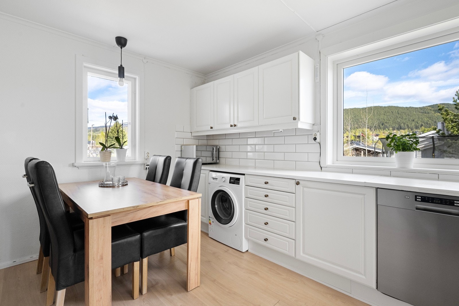 Kjøkkenet har plass til spisebord, perfekt for hyggelige familiemåltider Galleribilde