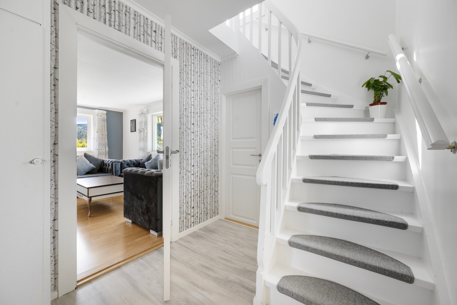 Trapp opp til 2. etasje Galleribilde