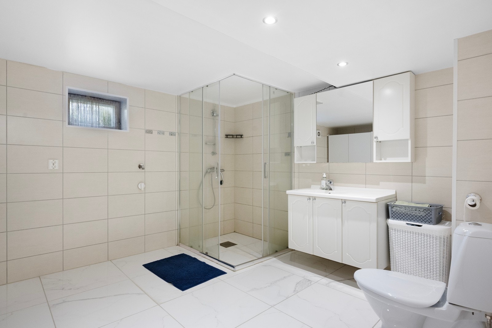 Lekkert, flislagt bad i kjeller fra 2019 Galleribilde