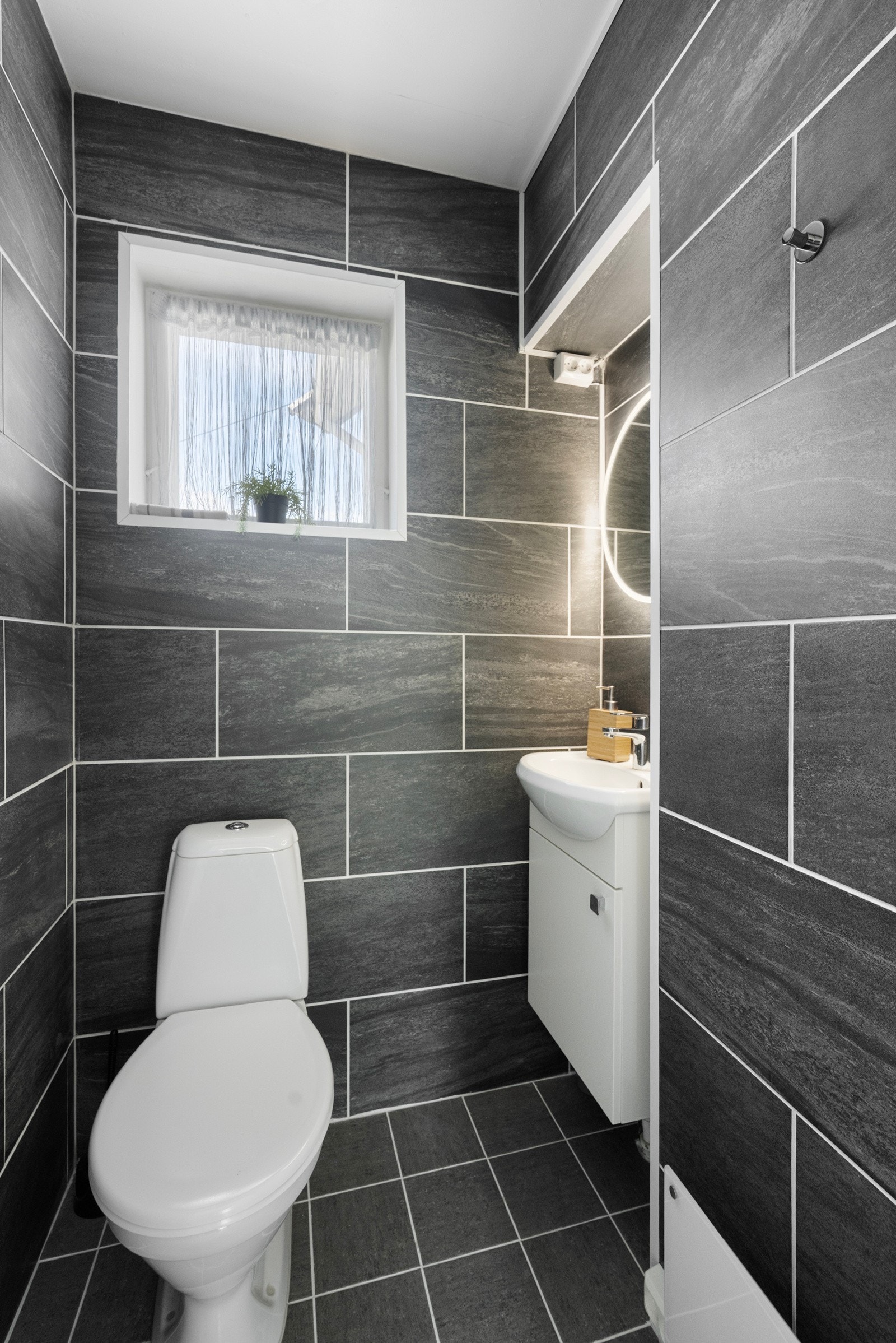 Toalettrom med adkomst fra gang på hovedplan Galleribilde