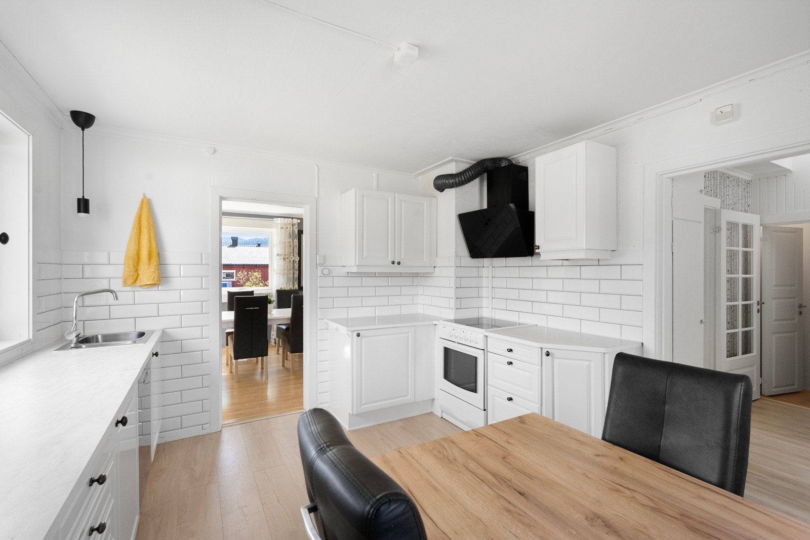 Innredningen består av både under- og overskap med klassiske, profilerte fronter som gir et tidløst og koselig preg Galleribilde