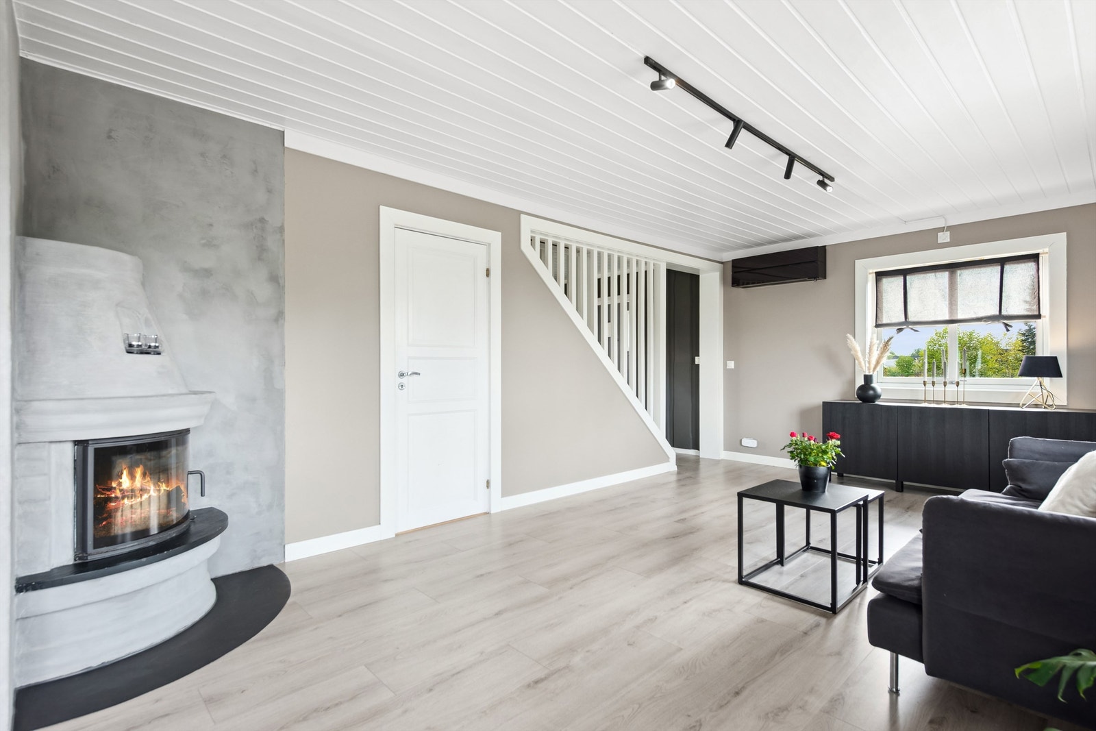 Stuen med peis som gir lun varme og hyggelig atmosfære Galleribilde