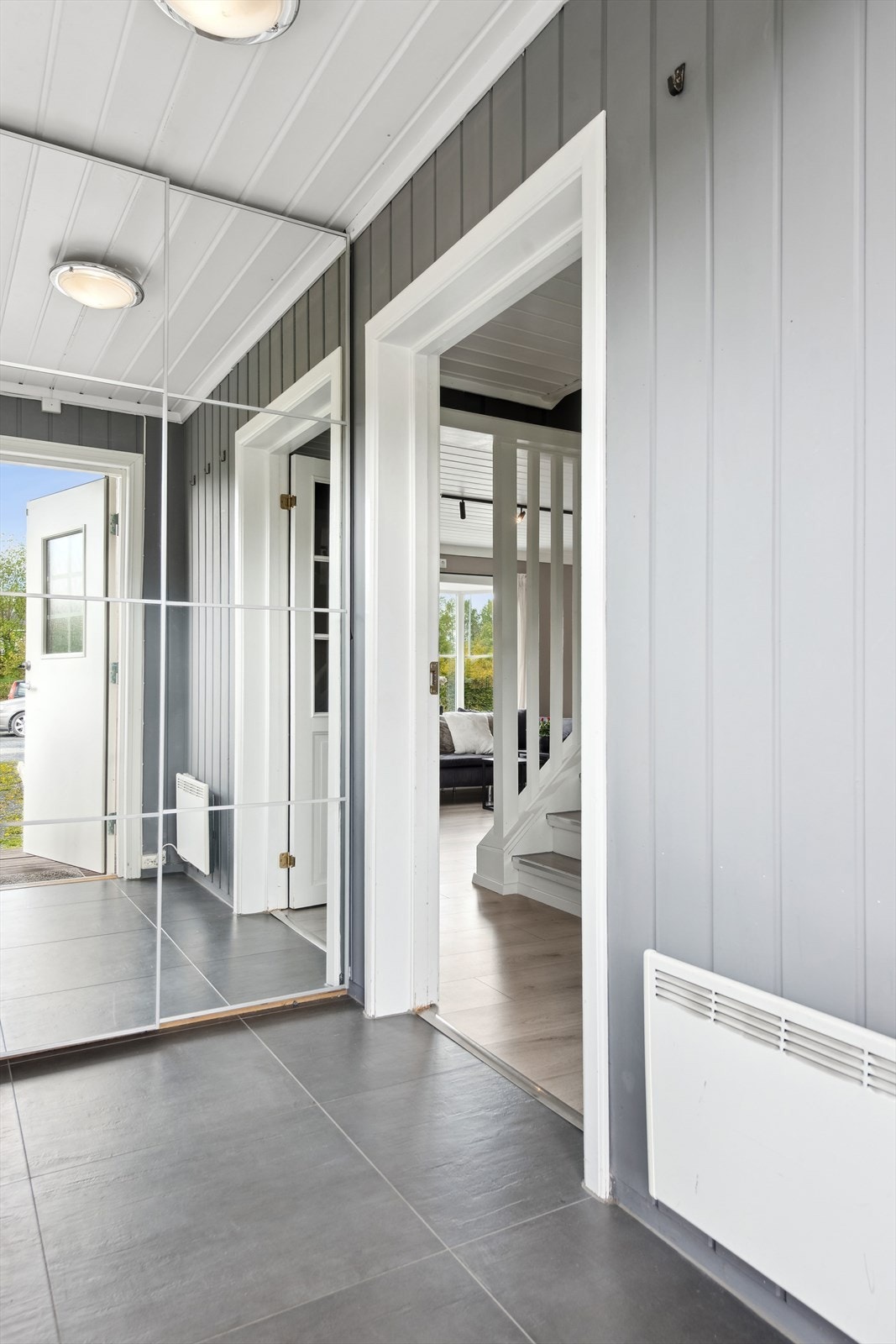 Entré - velkommen inn! Stor skyvedørsgarderobe med speilfronter. Galleribilde