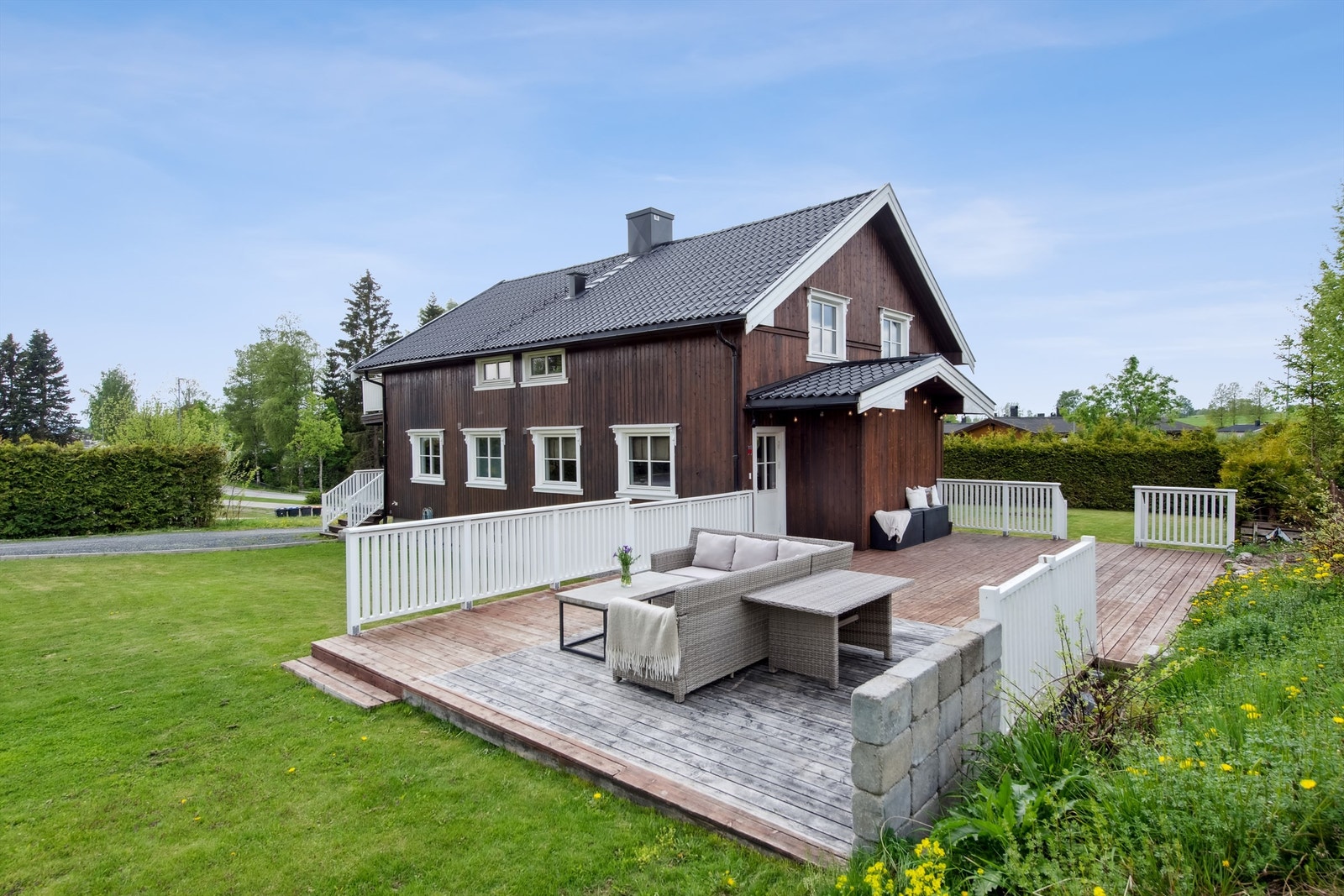 Solrike uteplasser og pent opparbeidet tomt Galleribilde