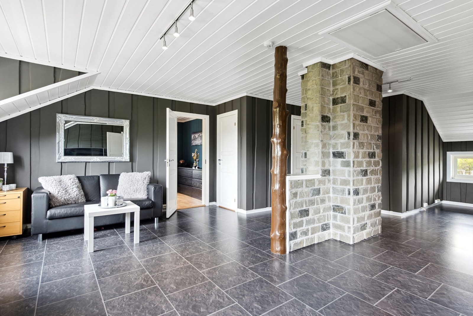 Flott og romslig stue også i 2. etasje Galleribilde