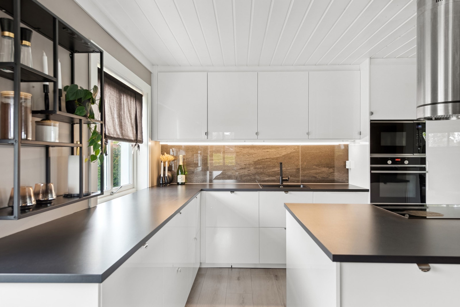 Moderne og stilrent kjøkken fra 2019. Alle hvitevarer er integrert Galleribilde