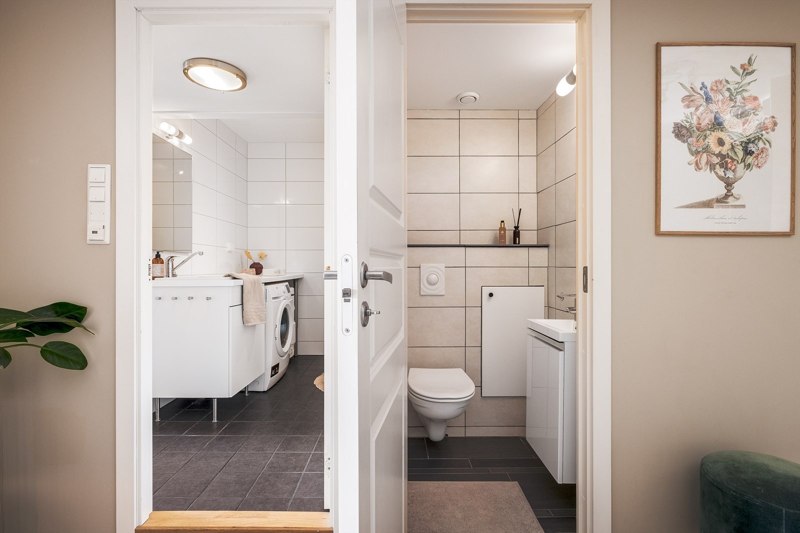 Toalettrommet og badet er praktisk fordelt, noe som gir fleksibilitet i hverdagen Galleribilde