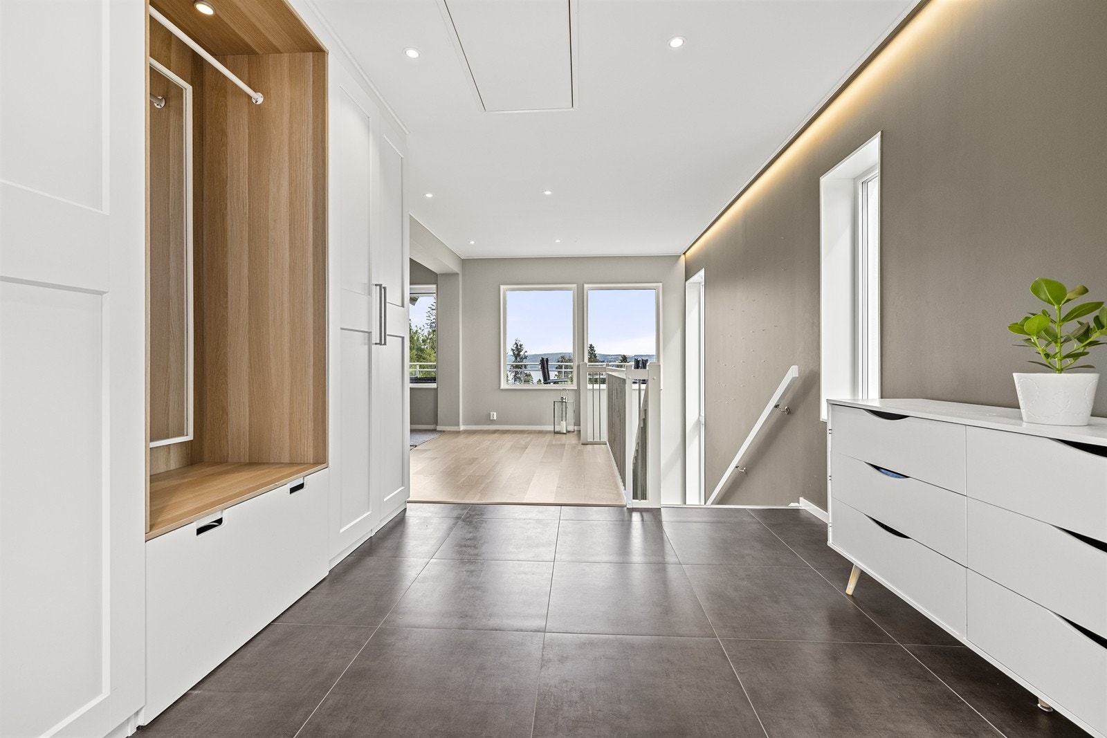 Entréen gir et godt førsteinntrykk av boligen og her er det sjarmerende innredning og flislagt gulv. Galleribilde