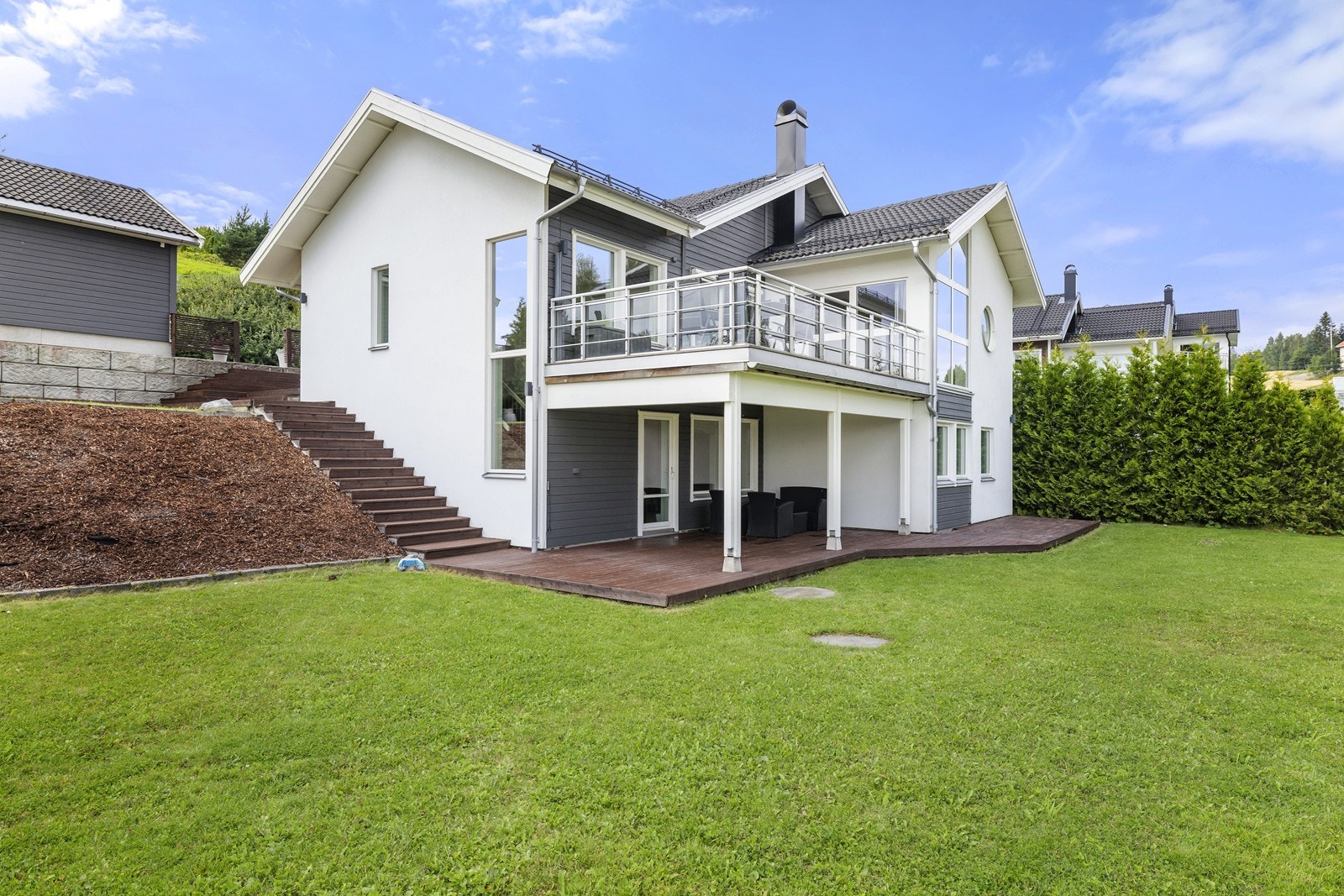 Stor hage med plass til lek og moro for hele familien. Galleribilde