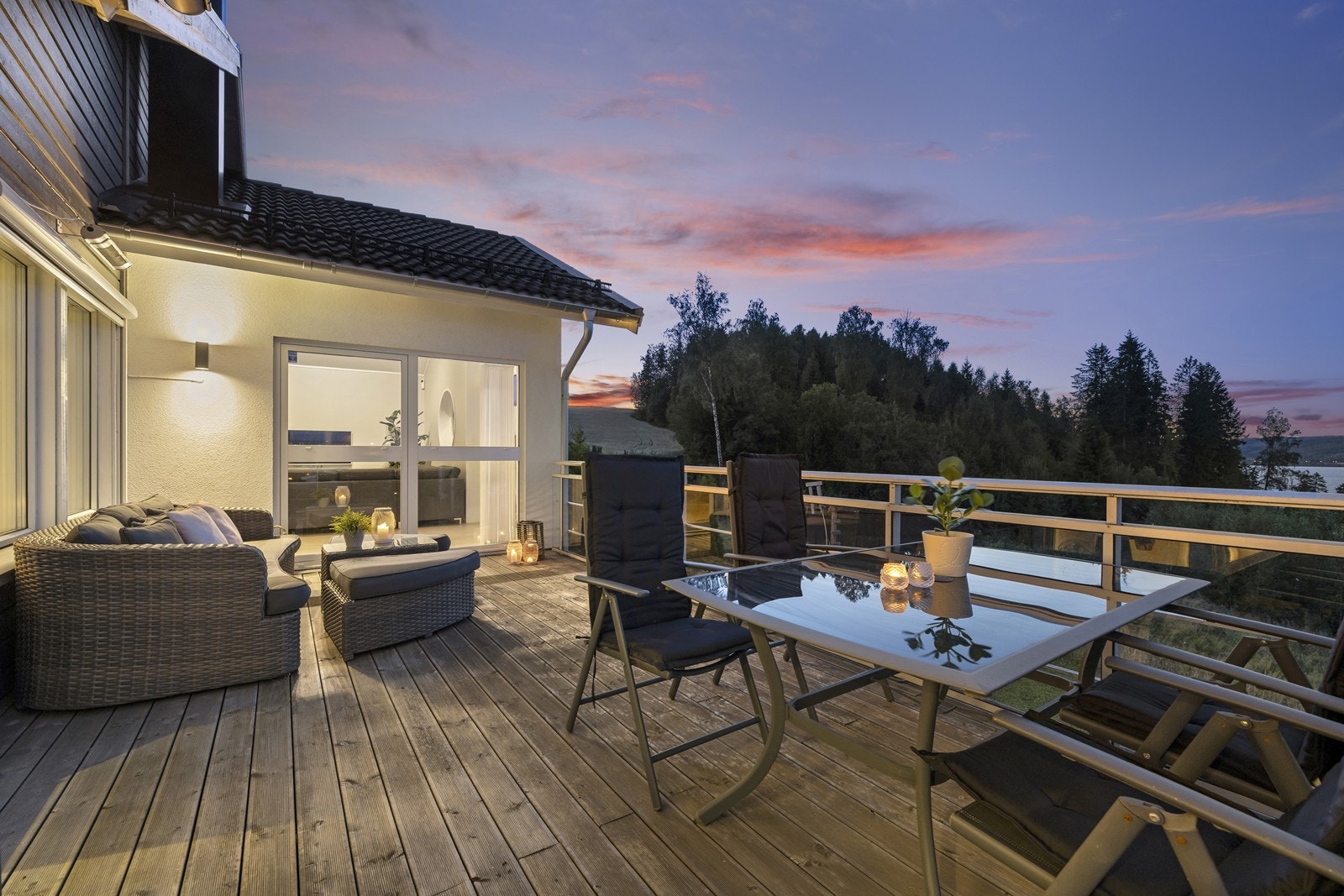 Den fantastiske terrassen på 100 m² har god plass til flere sosiale soner. Galleribilde