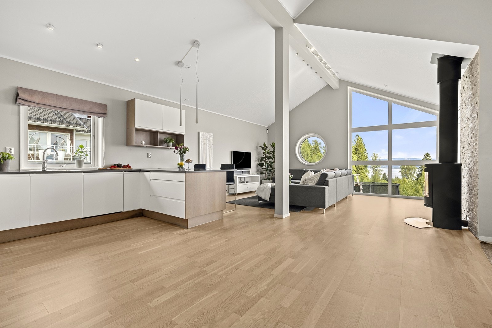 Kjøkkenet og stuen framstår som et sosialt og hyggelig oppholdsrom og her vil hele familien kunne ta del i matlagingen. Galleribilde