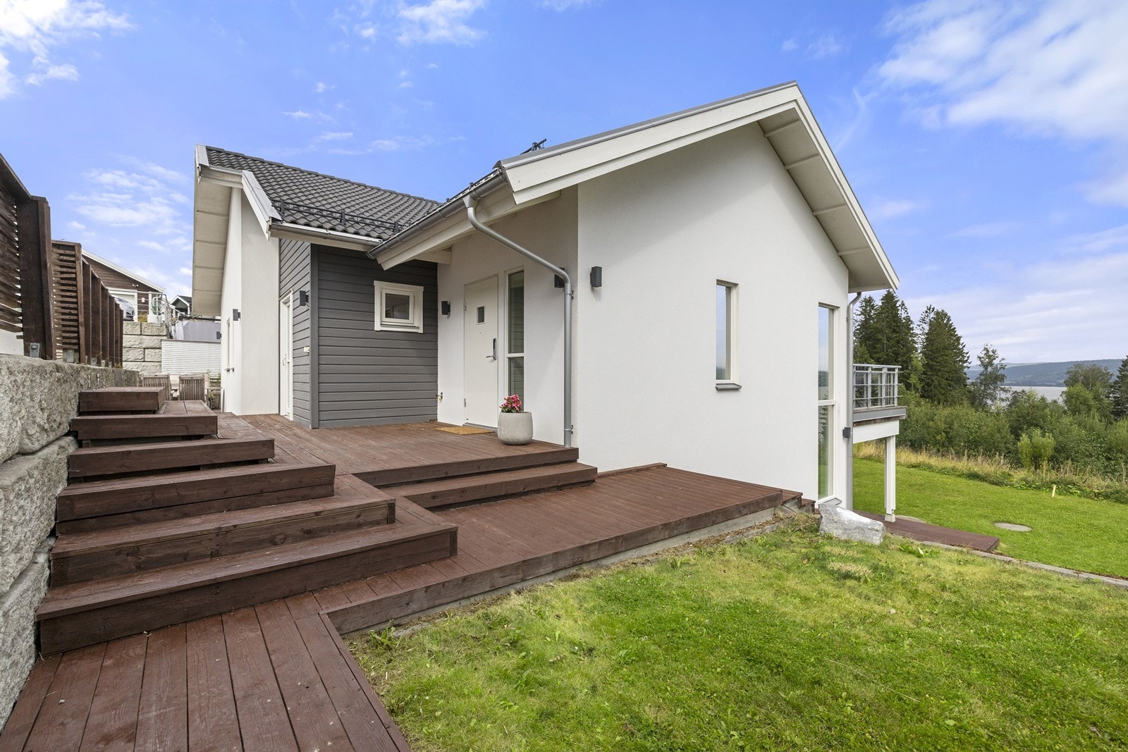 Innbydende og moderne inngangsparti. Galleribilde