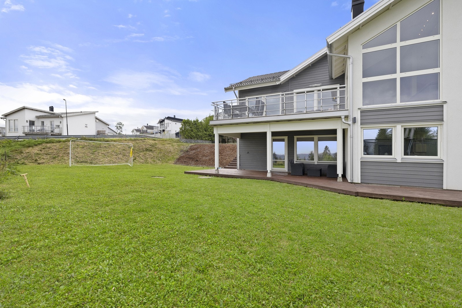 Hagen er en drøm for barnefamilier, med god plass til fotball og trampoline. Galleribilde