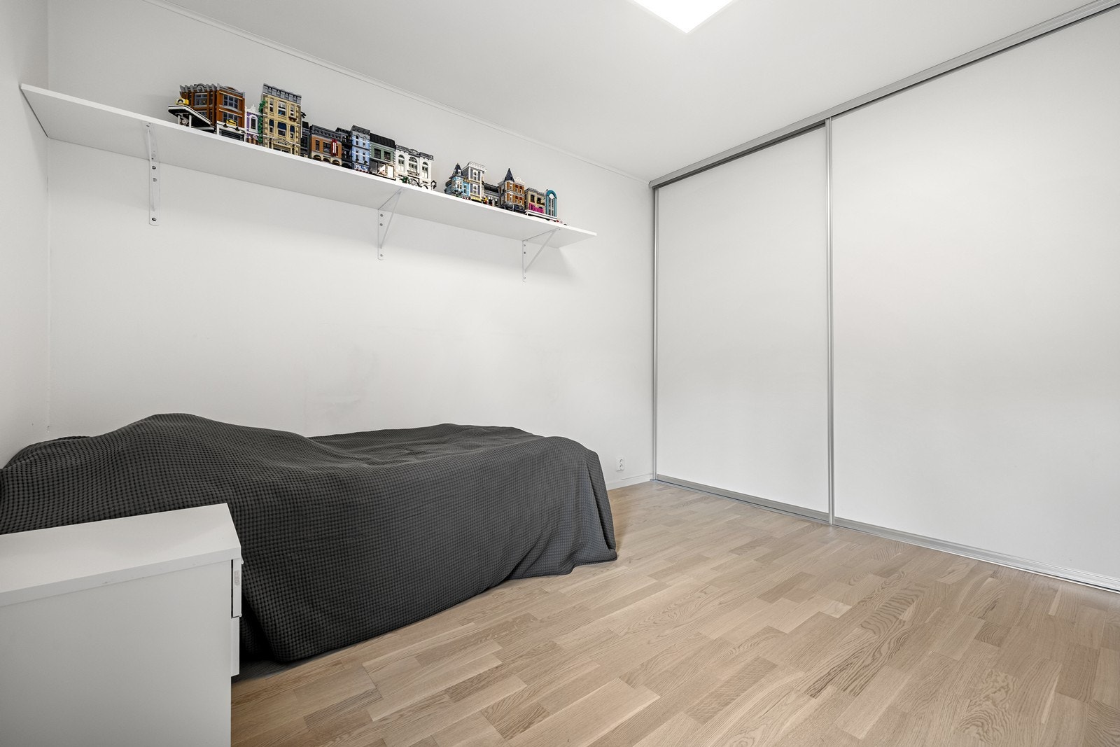 Hvitmalte overflater og skyvedørsgarderobe. Galleribilde