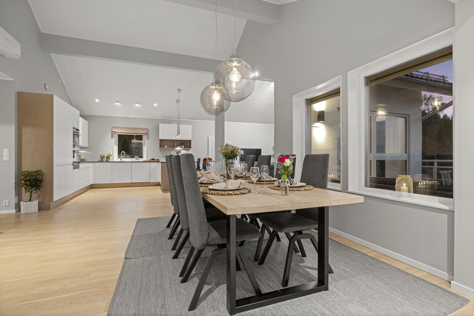 Spisestue og kjøkken. Galleribilde