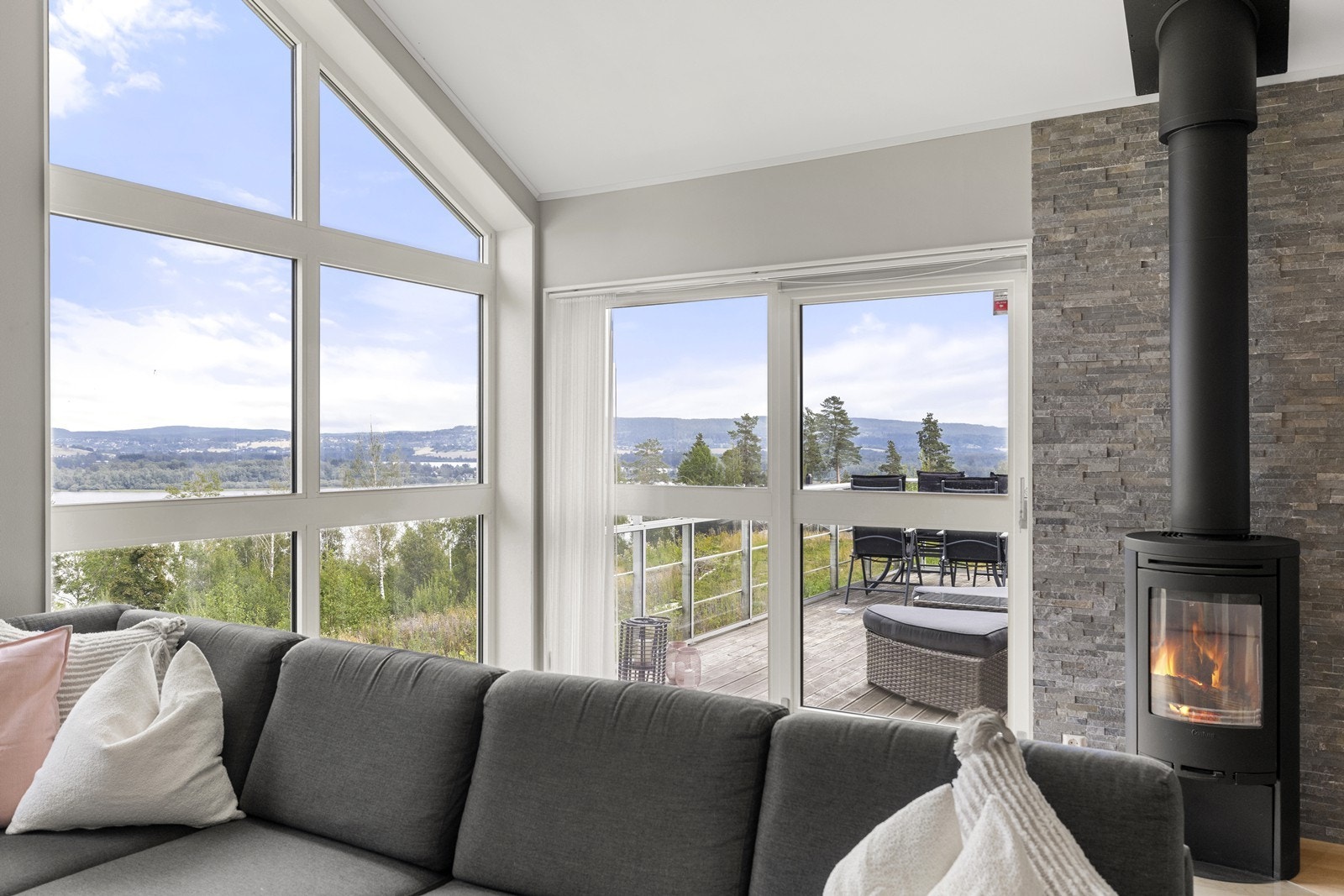 Rommet har en generøs takhøyde og lekre vindusflater, noe som skaper en luftig atmosfære. Galleribilde