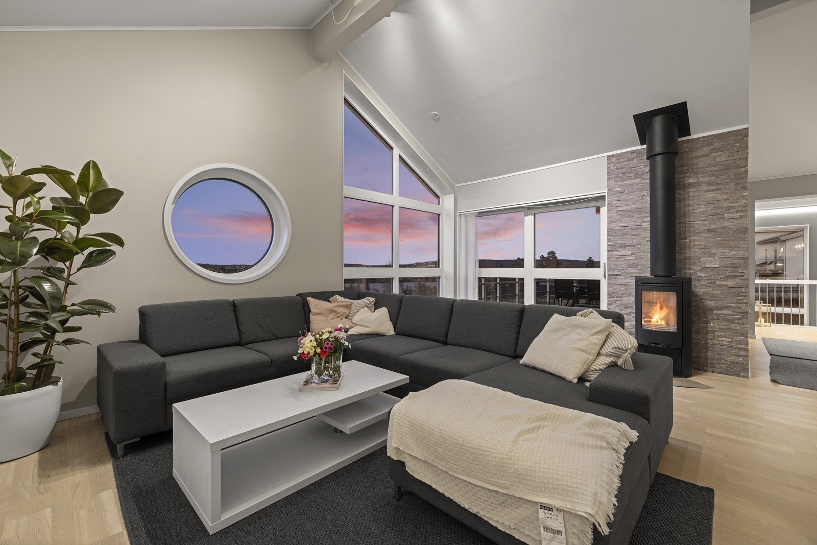 Innbydende og lys stue i kombinasjon med kjøkken og spisestue. Galleribilde