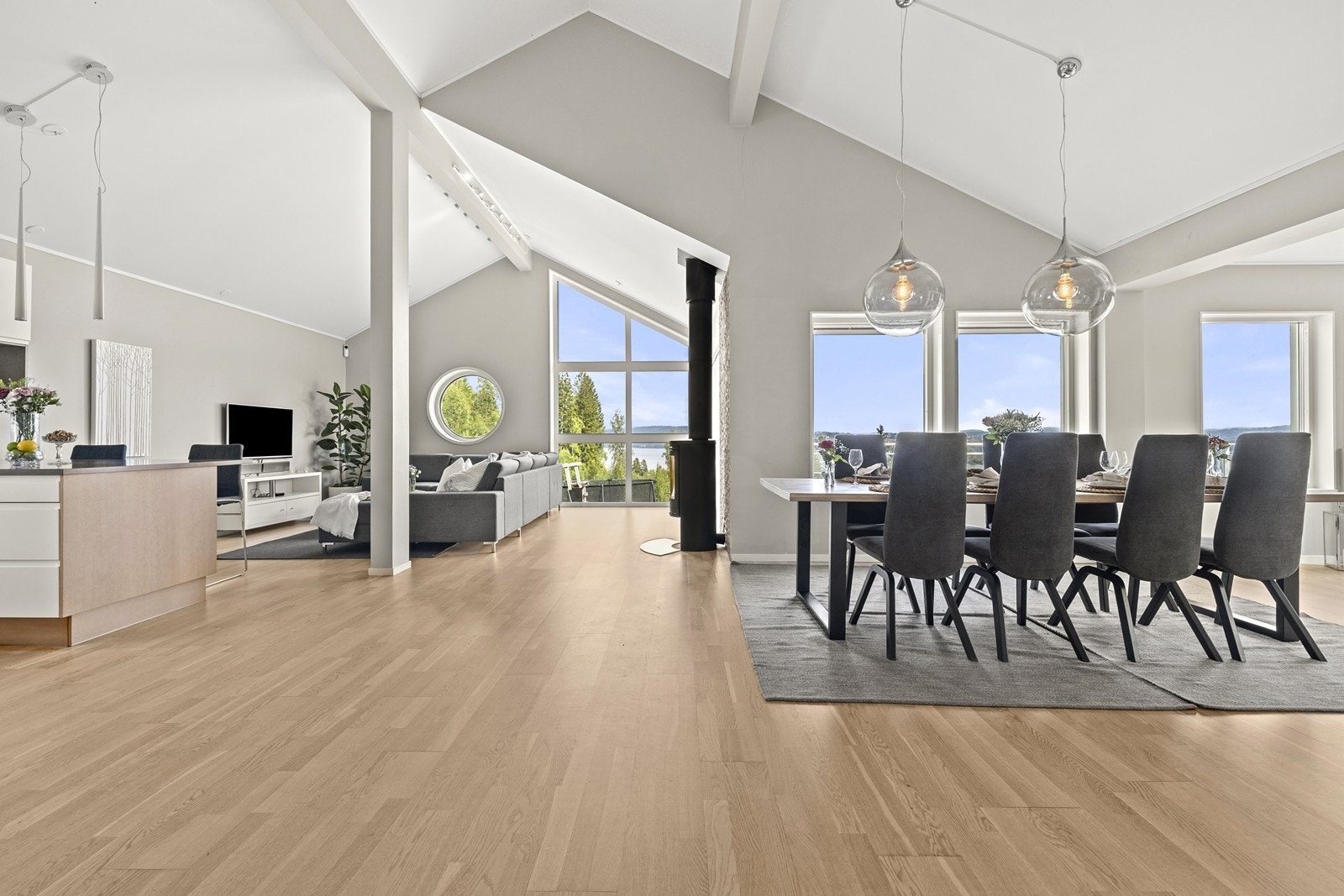 Enten om en vil samle venner og familie rundt spisebordet, eller om en vil slappe av på sofaen, oppleves rommet hjemmekoselig med mange muligheter. Galleribilde