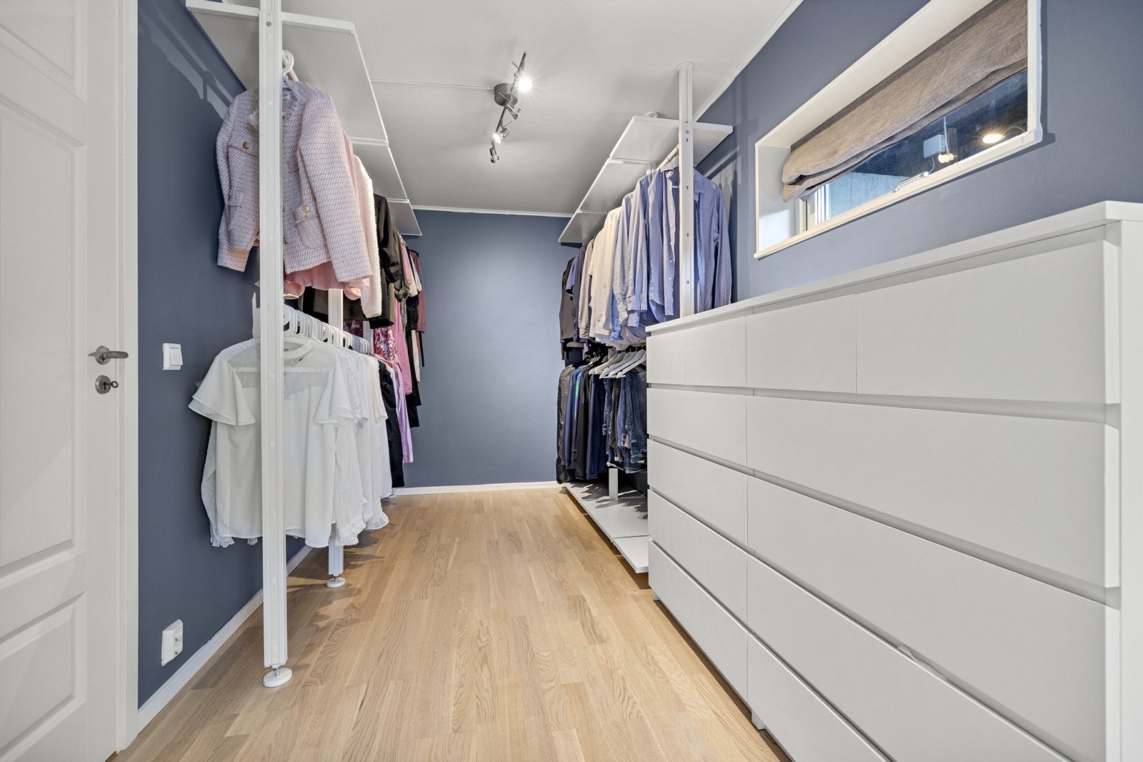 Hovedsoverommet framstår behagelig i en rolig blåtone og her er det tilgang til et stort walk-in closet med oppbevaringsmuligheter. Galleribilde