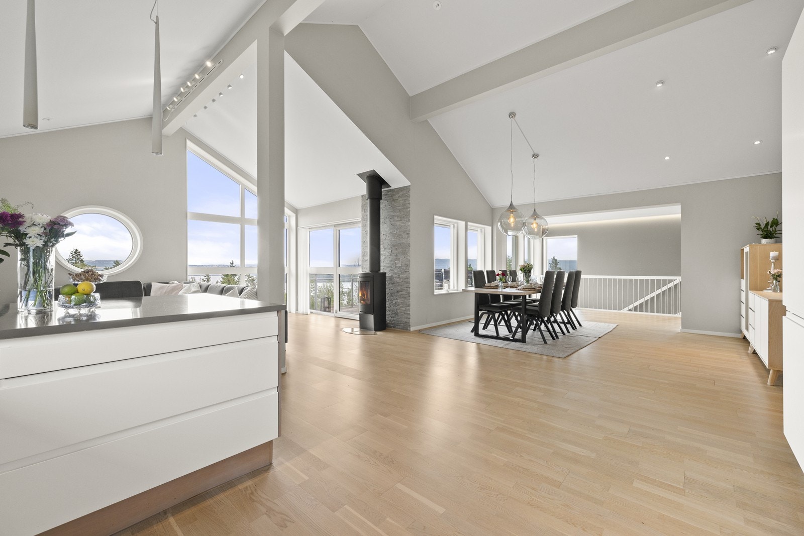 Kjøkken og spisestue. Galleribilde