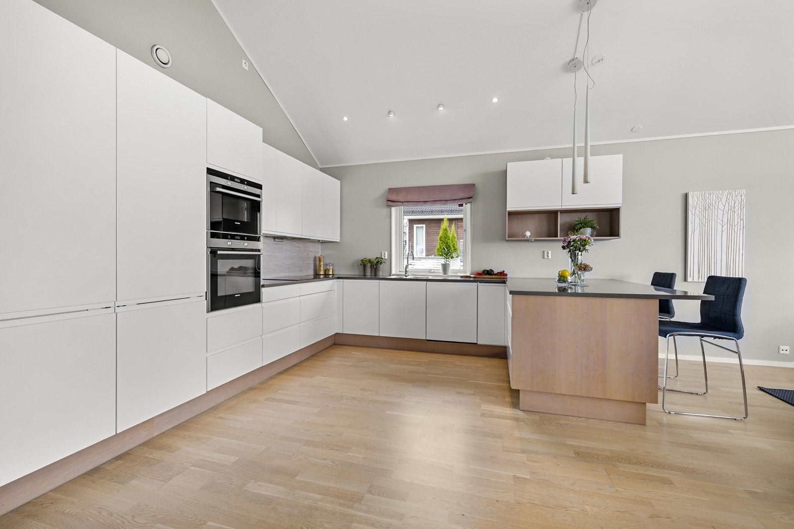 Integrerte hvitevarer som koketopp, stekeovn, oppvaskmaskin, mikrobølgeovn og kjøle-/fryseskap. Galleribilde