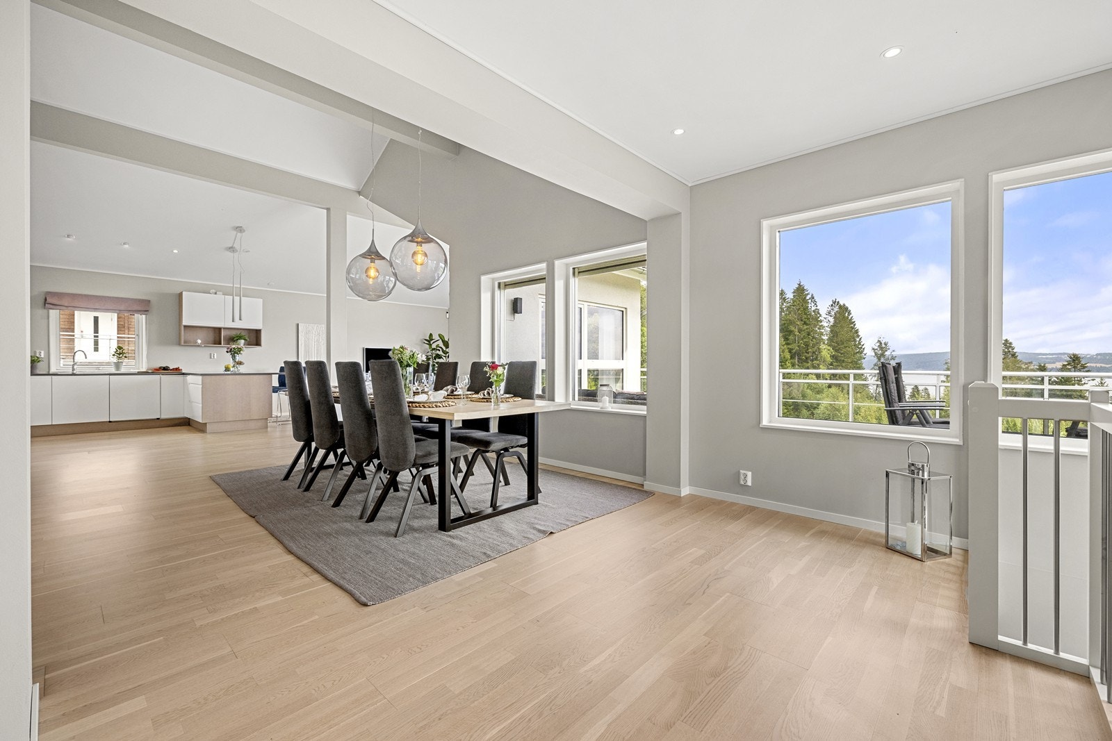 De mange vindusflatene slipper inn mye naturlig lys. Galleribilde