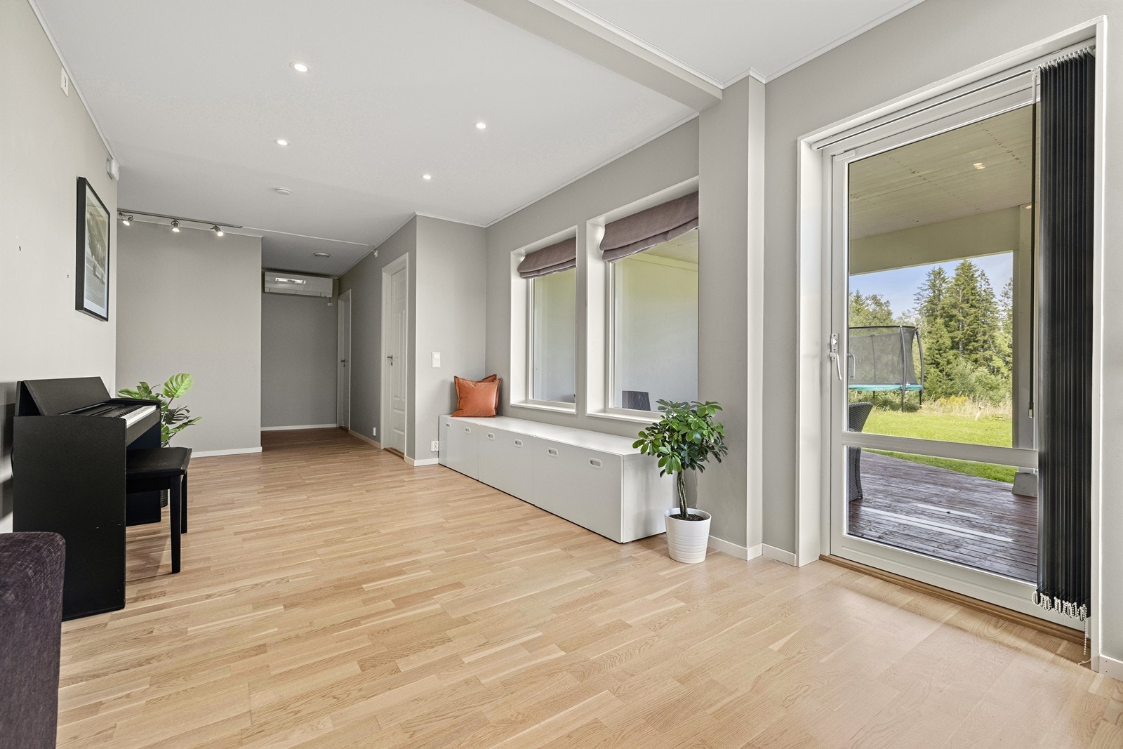 Slette og lysmalte overflater, downlights i tak og varmepumpe installert. Galleribilde