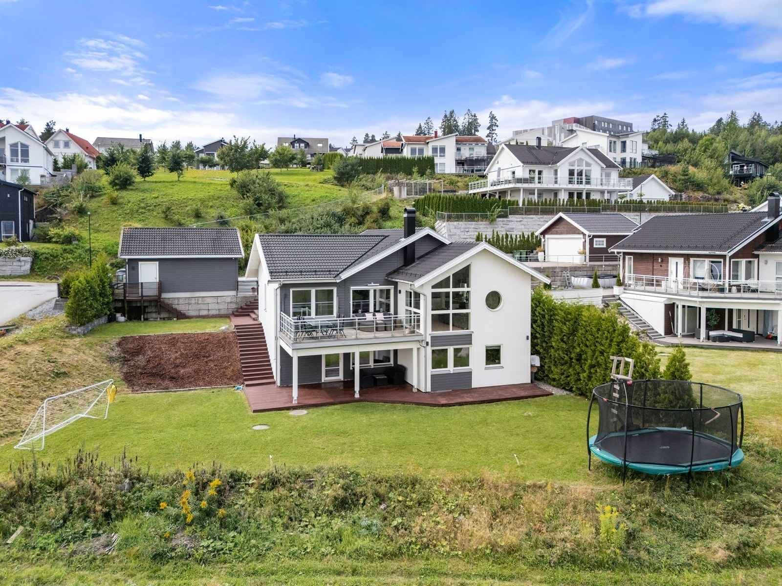 Enebolig med spennende arkitektur og flotte uteplasser fordelt over to plan. Galleribilde