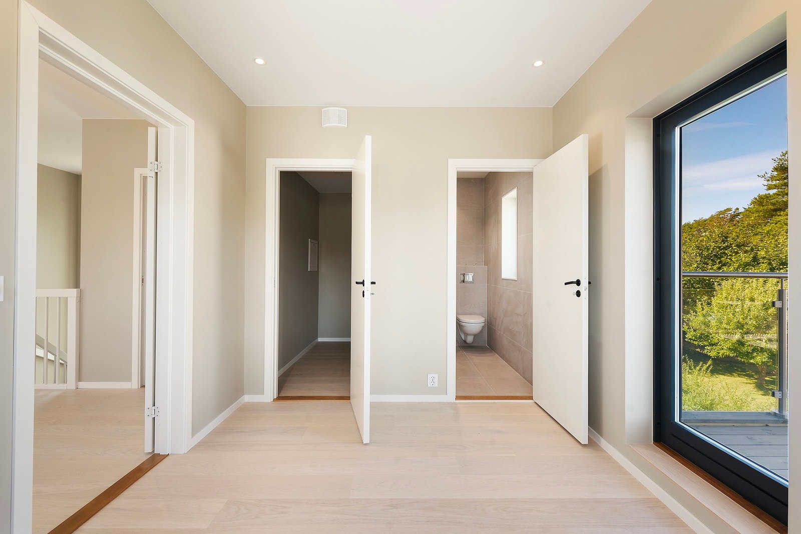Her er det en stor garderobe og et egen bad. Galleribilde