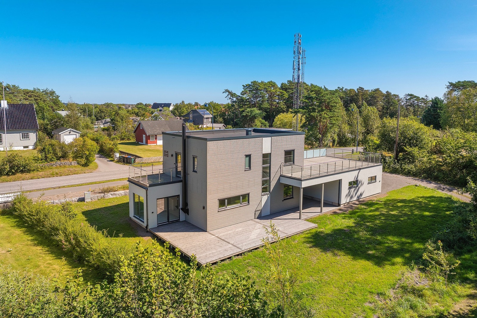 Bolig er ny og fremstår lekker med gode løsninger. Galleribilde