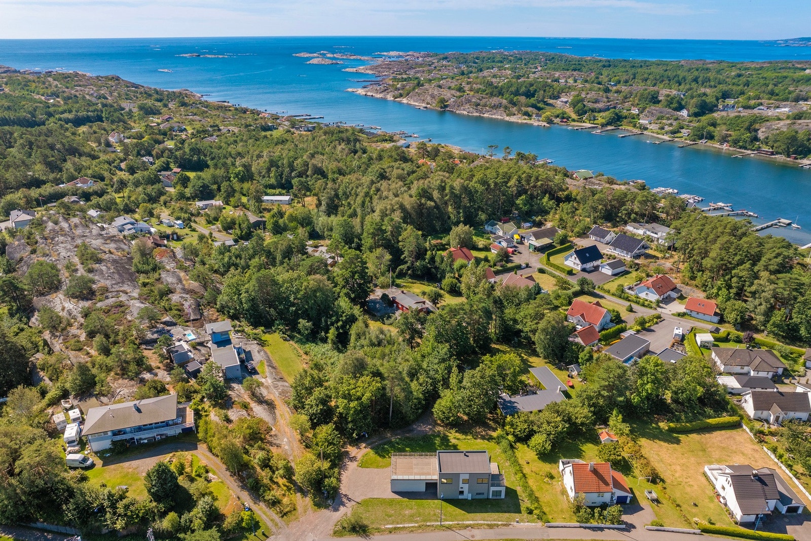 Her bor du nær natur og havet, nydelig beliggenhet på Hvasser. Galleribilde