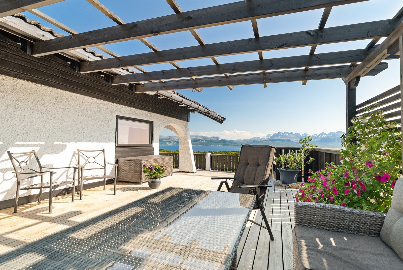 Stor pergola, satt opp i 2021. Galleribilde